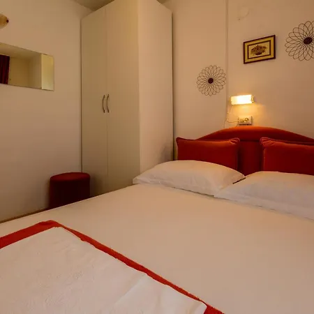 Apartment Sira 4 *